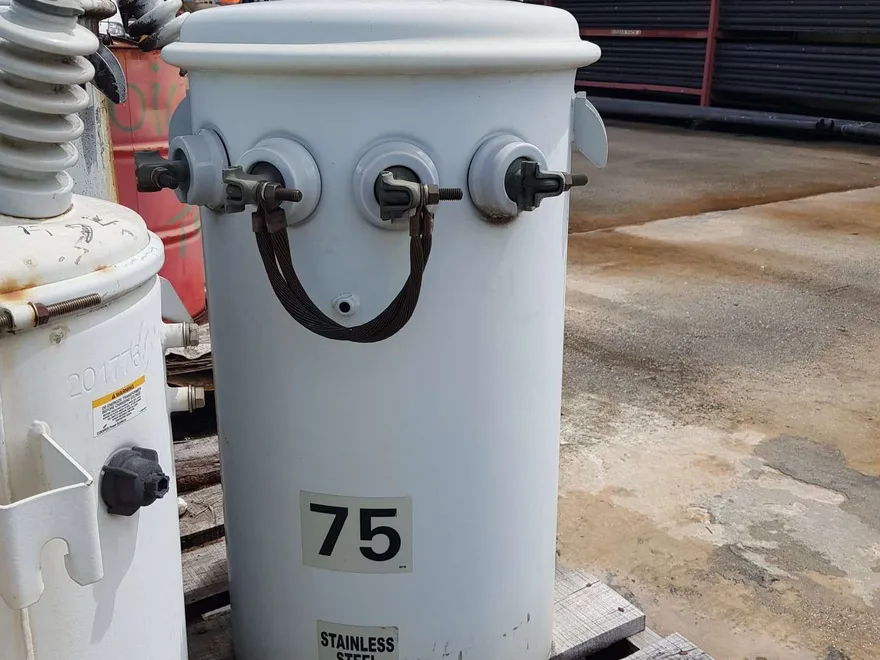 Single-phase pole-mounted distribution transformer
